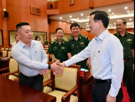 CÁI BẮT TAY NỒNG ẤM ĐẦY HỨA HẸN